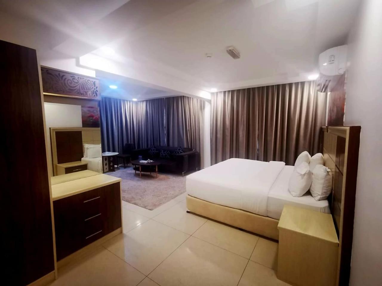 Diamond Star Hotel فندق النجمة الماسية Seeb Exterior foto